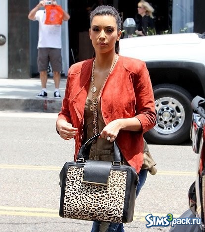 Kim Kardashian poses with a bag/Позы Ким Кардашиян с сумкой